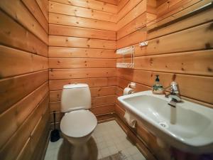 ein Badezimmer mit Toilette und Waschbecken in der Unterkunft Holiday Home Pihatupa 2 by Interhome in Kuusamo + 3 Fotos