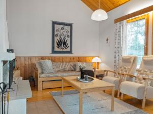 Posezení v ubytování Holiday Home Siulapalkinen a 4 by Interhome
