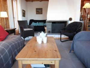 ein Wohnzimmer mit einem Couchtisch und einem Kamin in der Unterkunft Chalet Seravalle by Interhome in Les Crosets