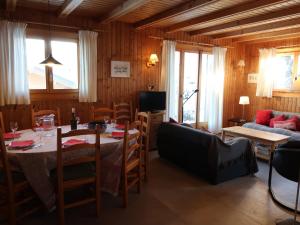 ein Wohnzimmer mit einem Tisch und einem Sofa in der Unterkunft Chalet Seravalle by Interhome in Les Crosets