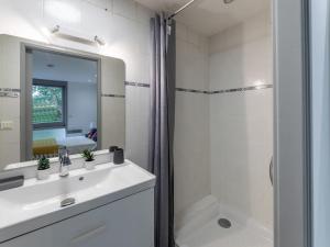 Kúpeľňa v ubytovaní Apartment L'Airial-3 by Interhome