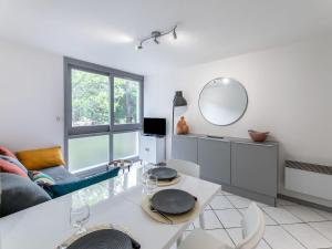 Televízia a/alebo spoločenská miestnosť v ubytovaní Apartment L'Airial-3 by Interhome