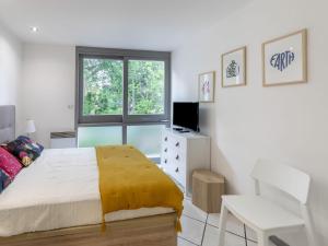 Televízia a/alebo spoločenská miestnosť v ubytovaní Apartment L'Airial-3 by Interhome