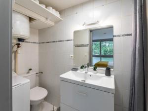 Kúpeľňa v ubytovaní Apartment L'Airial-3 by Interhome
