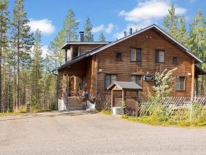 a log house with a driveway in front of it at Holiday Home Nuovo casa a by Interhome in Sirkka