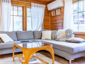 un salon avec un canapé et une table basse dans l'établissement Holiday Home Saukonpiilo 2 by Interhome, à Pyhätunturi