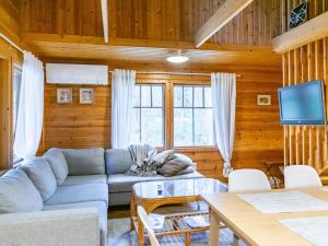 un salon avec un canapé et une télévision dans l'établissement Holiday Home Saukonpiilo 2 by Interhome, à Pyhätunturi 6 autres photos