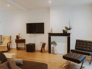 ein Wohnzimmer mit Sofa und Kamin in der Unterkunft Holiday Home Historical and spacious Villa Anaïs by Interhome in Blankenberge + 50 Fotos