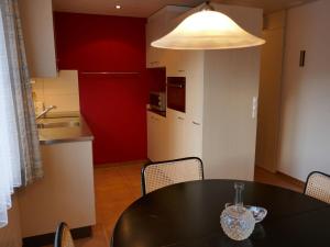uma sala de jantar com uma mesa e uma cozinha em Apartment Chalet Wyssefluh by Interhome em Grindelwald