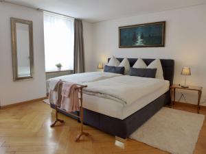 una camera da letto con un grande letto con una grande finestra di Apartment Bieri-Haus by Interhome a Unterseen