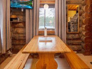 - une table en bois dans une chambre avec bougie dans l'établissement Holiday Home Hakojärven kelomajat 2 by Interhome, à Ruka