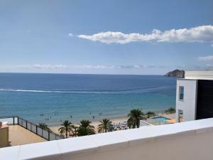 een balkon met uitzicht op het strand bij Apartment Suecia by Interhome in Benidorm