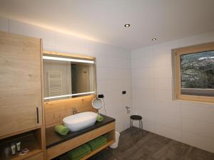 Ένα μπάνιο στο Apartment Erzherzog's Apts-Zillertal Alpen Lodge by Interhome