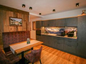 Η κουζίνα ή μικρή κουζίνα στο Apartment Erzherzog's Apts-Zillertal Alpen Lodge by Interhome