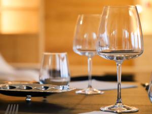 tre bicchieri di vino seduti sopra un tavolo di Apartment Hédonia A7 by Interhome a Villars-sur-Ollon