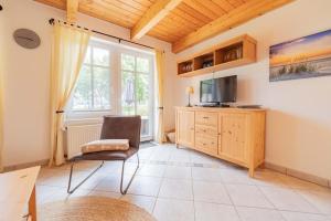 TV a/nebo společenská místnost v ubytování Ferienwohnung Lüttje Huck - Seeblick 2