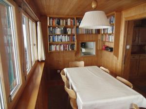um quarto de hospital com uma cama e livros em Chalet Chalet Pitschun by Interhome em Grindelwald