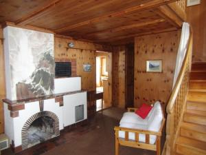 uma sala de estar com lareira num chalé de madeira em Chalet Chalet Pitschun by Interhome em Grindelwald
