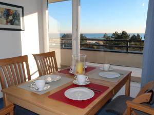 mesa de comedor con vistas al océano en Apartment Ostsee Residenz by Interhome, en Damp