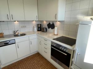 Dapur atau dapur kecil di Apartment Ostsee Residenz by Interhome