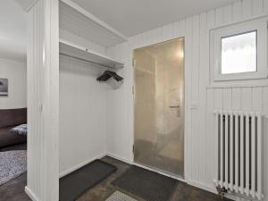 Kylpyhuone majoituspaikassa Apartment Nr-08 Haus Sursilvana by Interhome