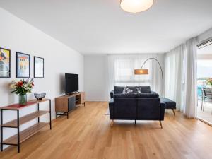 TV a/nebo společenská místnost v ubytování Apartment LocTowers A4-9-2-3 by Interhome