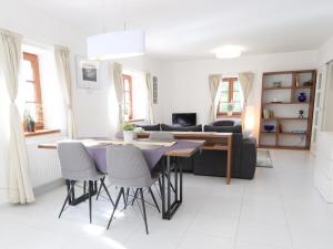 cocina y sala de estar con mesa y sillas en Holiday Home Posázaví by Interhome, en Jílové u Prahy