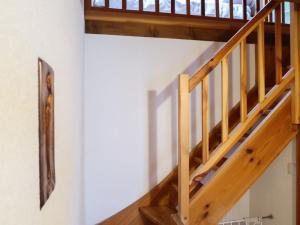 uma escada numa casa com um corrimão de madeira em Apartment Chaedoz 61 by Interhome em Nendaz