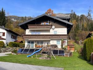 ein Haus mit einem Spielplatz davor in der Unterkunft Apartment Sonnenhang by Interhome in Sonnberg