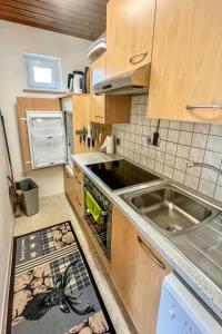 uma pequena cozinha com um lavatório e um fogão em Apartment Sonnenhang by Interhome 