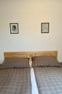 Duas camas sentadas uma ao lado da outra num quarto em Apartment Sonnenhang by Interhome 