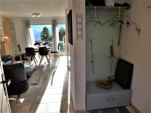 un soggiorno con TV e un soggiorno con tavolo di Holiday Home Maison N-35 by Interhome a Bluche