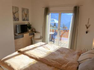 um quarto com uma cama e uma janela com uma varanda em Holiday Home Maison N-35 by Interhome em Bluche