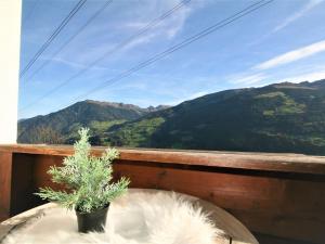 uma varanda com uma mesa e vista para as montanhas em Apartment Ramona by Interhome em Aschau