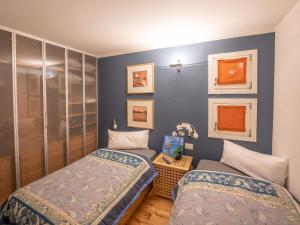 Llit o llits en una habitació de Apartment Chesa Polaschin 4 - Silvaplana by Interhome