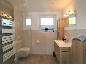 łazienka z toaletą i umywalką w obiekcie Apartment Ramona by Interhome w mieście Aschau