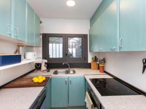 una cocina con armarios azules y fregadero en Holiday Home Can Delmas by Interhome, en Pals