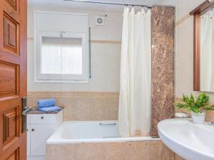 Koupelna v ubytování Holiday Home Tordera by Interhome