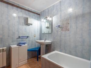 Koupelna v ubytování Holiday Home Tordera by Interhome