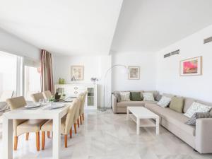 Biały salon ze stołem i kanapą w obiekcie Apartment Puerto Marina-2 by Interhome w mieście Benalmadena Costa