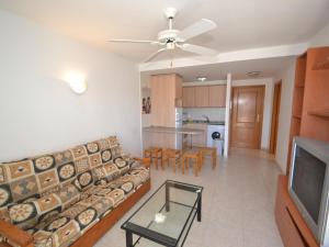 sala de estar con sofá y mesa en Apartment Aguamarina-4 by Interhome en La Pineda