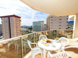 een witte tafel en stoelen op een balkon met uitzicht bij Apartment Esmeralda Suites-2 by Interhome in Calpe