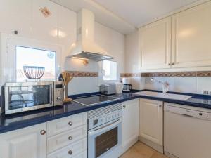 A kitchen or kitchenette at Apartment Tamara by Interhome