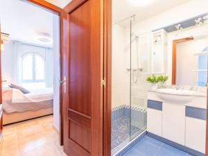 A bathroom at Apartment Tamara by Interhome