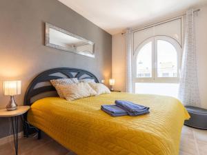 A bed or beds in a room at Apartment Tamara by Interhome