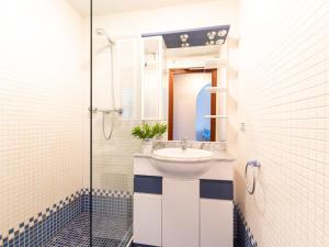 A bathroom at Apartment Tamara by Interhome