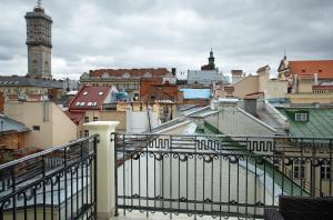 Nespecifikovaný výhled na destinaci Lvov nebo výhled na město při pohledu z hotelu