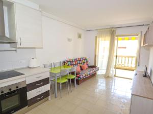 uma cozinha e sala de estar com um sofá e uma mesa em Apartment Albeniz-1 by Interhome em La Pineda