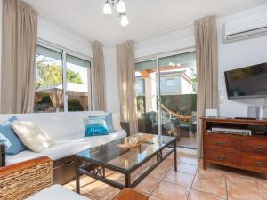 Televízia a/alebo spoločenská miestnosť v ubytovaní Holiday Home Villa Verdi 11 by Interhome