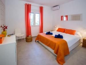 une chambre avec un grand lit avec une couverture orange dans l'établissement Villa Villa Scott by Interhome, à Jávea
